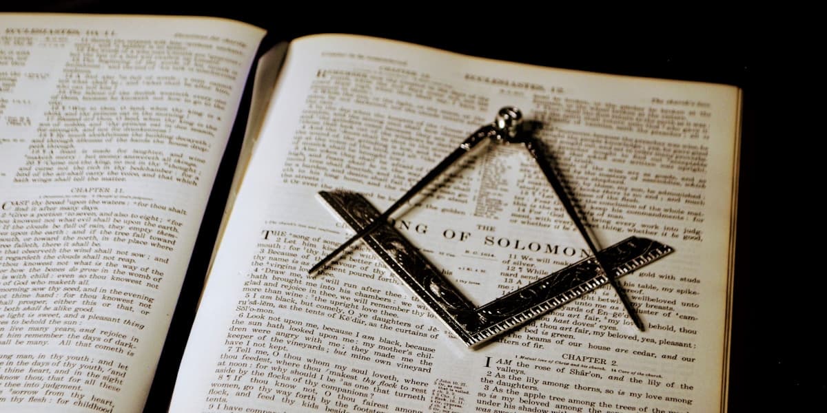 Freimaurer Symbol auf offenem Buch